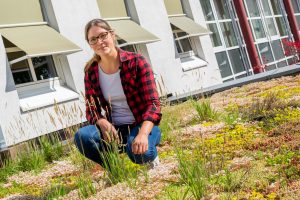 Wallenhorsts Umweltbeauftragte Isabella Markfort informiert gern über Fördermöglichkeiten zu Dachbegrünungen sowie dem Einbau von Zisternen und Rigolen. Foto: André Thöle / Gemeinde Wallenhorst