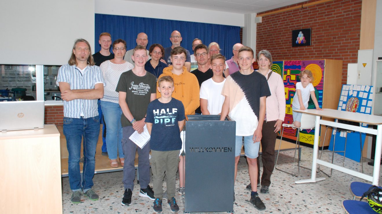 In einer GenerationenWerkstatt im Unternehmen PURPLAN GmbH haben die Realschüler den Werkstoff Metall kennengelernt und verarbeitet. Stolz präsentieren sie ihren multifunktionalen, rollbaren Moderationswagen. Foto: Babette Rüscher-Ufermann