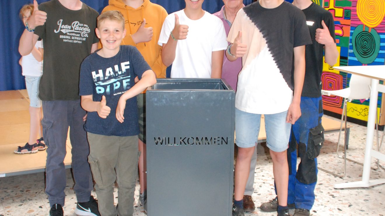 In einer GenerationenWerkstatt im Unternehmen PURPLAN GmbH haben die Realschüler den Werkstoff Metall kennengelernt und verarbeitet. Stolz präsentieren sie ihren multifunktionalen, rollbaren Moderationswagen. Foto: Babette Rüscher-Ufermann