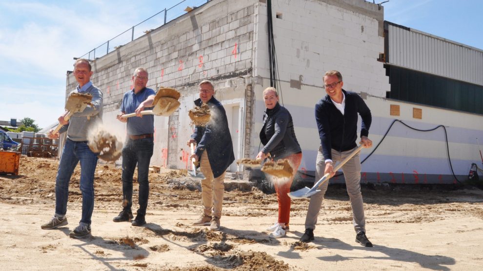 Jetzt geht’s los! Markus Wiekowski, Ulrich Imwalle, Otto Steinkamp, Ina Hörnschemeyer und Holger Henzel beim symbolischen Spatenstich. Foto: Rene Sutthoff/Konsequent PR