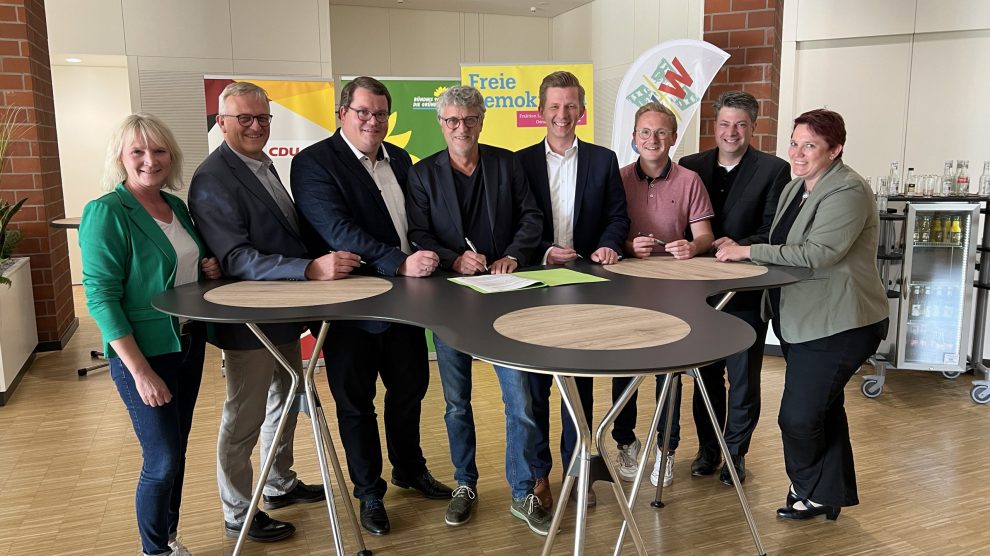 Petra Funke (Grüne-Fraktionsvorstand), Johannes Koop (CDU-Fraktionschef), Johannes Eichholz (CDU-Fraktionschef), Rainer Kavermann (Grünen-Fraktionschef), Matthias Seestern-Pauly (FDP-Fraktionschef), Michael Lührmann (CDW), Christian Calderone (CDU-Kreisvorsitzender), Mareen Guth (Grüne-Fraktionsvorstand). Foto: CDU, Grüne, FDP/CDW-Bündnis im Kreistag Osnabrück