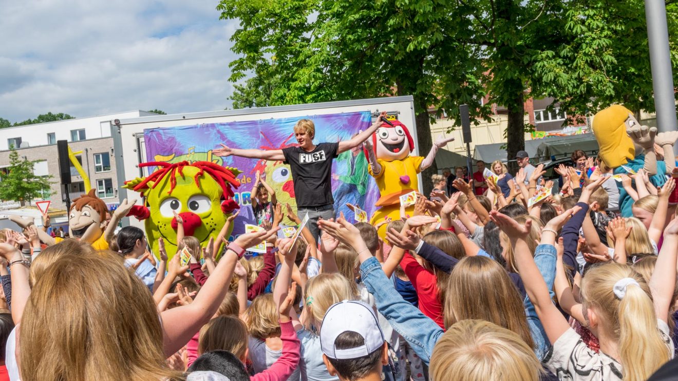 Kindermusiker Frank Acker sorgt mit seinen Freunden für Partystimmung zur Eröffnung. Foto: André Thöle / Gemeinde Wallenhorst