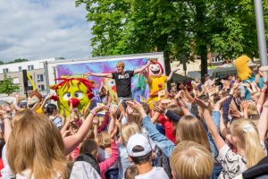 Kindermusiker Frank Acker sorgt mit seinen Freunden für Partystimmung zur Eröffnung. Foto: André Thöle / Gemeinde Wallenhorst