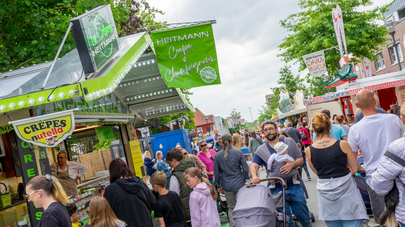 Zahlreiche Besucherinnen und Besucher genießen das Kirmesflair auf der Wallenhorster Klib. Foto: André Thöle / Gemeinde Wallenhorst