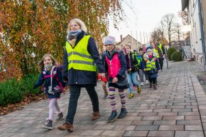 Schnellen Schrittes pünktlich zum Ziel: der Walking Bus zur Katharinaschule. Foto: André Thöle / Gemeinde Wallenhorst