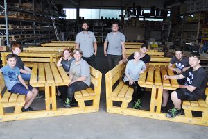 Ein Zimmerermeister baut grüne Klassenzimmer mit Schülerinnen und Schülern der Realschule Wallenhorst und Hauptschule Bramsche - dritte GenerationenWerkstatt bei Hörnschemeyer Dächer – neun Mädchen und Jungen lernen Handwerk. Foto: konsequent