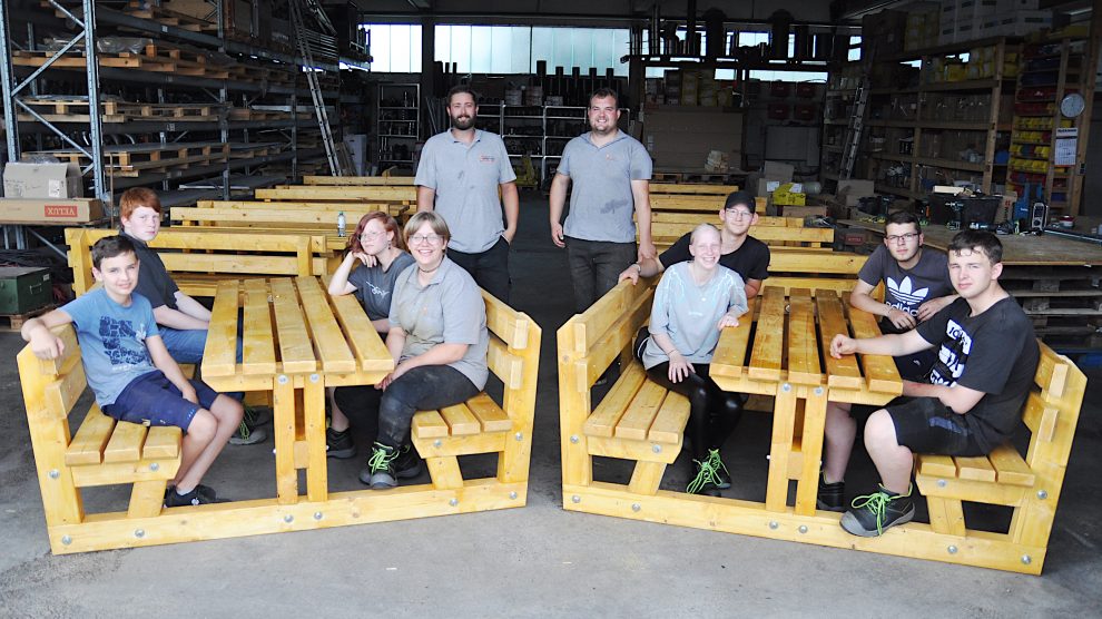 Ein Zimmerermeister baut grüne Klassenzimmer mit Schülerinnen und Schülern der Realschule Wallenhorst und Hauptschule Bramsche - dritte GenerationenWerkstatt bei Hörnschemeyer Dächer – neun Mädchen und Jungen lernen Handwerk. Foto: konsequent