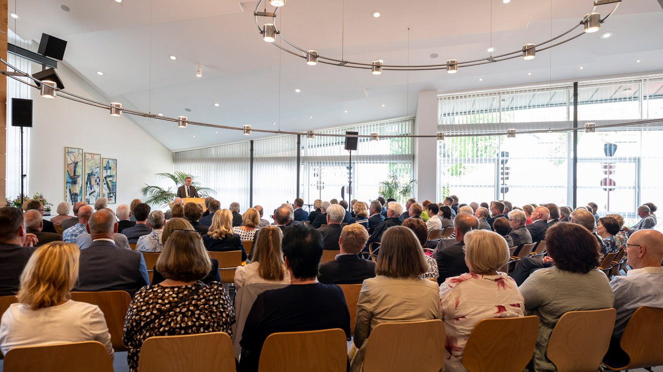 Bürgermeister Otto Steinkamp begrüßt zahlreiche Wallenhorster Bürgerinnen und Bürger zum Festakt im Ratssaal. Foto: Angela von Brill / Gemeinde Wallenhorst