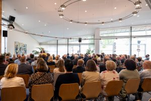 Bürgermeister Otto Steinkamp begrüßt zahlreiche Wallenhorster Bürgerinnen und Bürger zum Festakt im Ratssaal. Foto: Angela von Brill / Gemeinde Wallenhorst