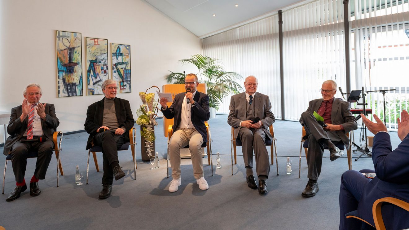 Plaudern über „alte Zeiten“ (von links): Hans Stallkamp, Heinrich Bresser, Christian Böwer, Hugo Pott und Franz-Joseph Hawighorst. Foto: Angela von Brill / Gemeinde Wallenhorst