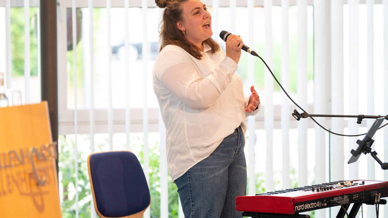 Johanna Schmoll sorgt musikalisch für gute Laune und lockere Stimmung. Foto: Angela von Brill / Gemeinde Wallenhorst