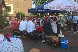 „Frohe Weihnachten“ beim sommerlichen Wallenhorster Bürgerdinner 2022 in Hollage. Foto: Wir für Wallenhorst