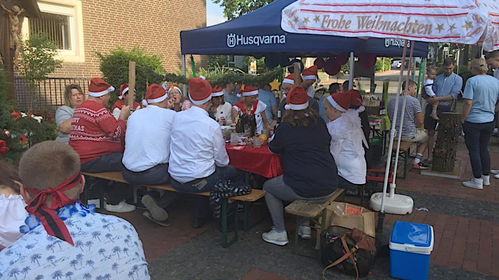 „Frohe Weihnachten“ beim sommerlichen Wallenhorster Bürgerdinner 2022 in Hollage. Foto: Wir für Wallenhorst