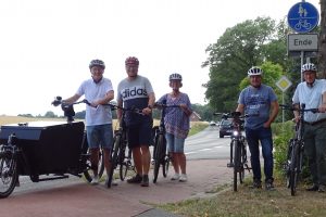 Die CDW möchte den Radweg direkt an der Hollager-Straße und kann sich auch einen Radwegverlauf auf der Seite der Q1-Tankstelle vorstellen, v.l.n.r.: Michael Lührmann, Dirk Hagen, Marion Müssen, André Schwegmann u. Manfred Gretzmann. Foto: CDW