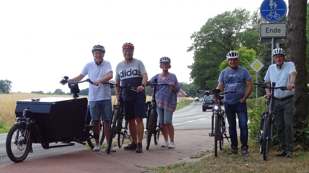 Die CDW möchte den Radweg direkt an der Hollager-Straße und kann sich auch einen Radwegverlauf auf der Seite der Q1-Tankstelle vorstellen, v.l.n.r.: Michael Lührmann, Dirk Hagen, Marion Müssen, André Schwegmann u. Manfred Gretzmann. Foto: CDW