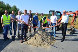 In Belm erfolgte jetzt der erste Spatenstich für den Breitbandausbau. Den Startschuss für die Arbeiten gaben (von links) Yama Schokur (Bauleiter Firma Sinan-Polat), Marc Böttjer, (Projektleiter Ingenieurgesellschaft Nordwest), Dirk Rust (Bauamt Gemeinde Bissendorf), Bürgermeister Otto Steinkamp (Wallenhorst), Stephan Simon (Landkreis Osnabrück, Stabsstelle Breitband), Klaus Schilling (Bauüberwachung Landkreis Osnabrück), Reinhard Sierp (Bauüberwachung Ingenieurgesellschaft Nordwest), Frank Meyer (Landkreis Osnabrück, Stabsstelle Breitband) und Bürgermeister Viktor Hermeler (Belm). Foto: Landkreis Osnabrück/Henning Müller-Detert