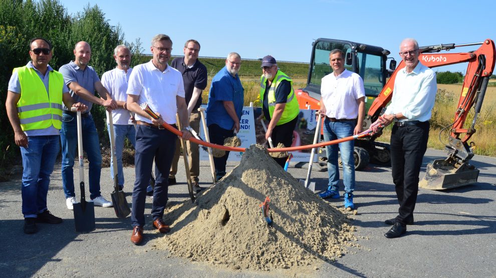 In Belm erfolgte jetzt der erste Spatenstich für den Breitbandausbau. Den Startschuss für die Arbeiten gaben (von links) Yama Schokur (Bauleiter Firma Sinan-Polat), Marc Böttjer, (Projektleiter Ingenieurgesellschaft Nordwest), Dirk Rust (Bauamt Gemeinde Bissendorf), Bürgermeister Otto Steinkamp (Wallenhorst), Stephan Simon (Landkreis Osnabrück, Stabsstelle Breitband), Klaus Schilling (Bauüberwachung Landkreis Osnabrück), Reinhard Sierp (Bauüberwachung Ingenieurgesellschaft Nordwest), Frank Meyer (Landkreis Osnabrück, Stabsstelle Breitband) und Bürgermeister Viktor Hermeler (Belm). Foto: Landkreis Osnabrück/Henning Müller-Detert