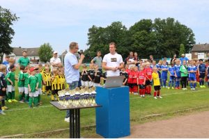 Die Siegerehrung beim Staibrahl-Cup in Hollage am Benkenbusch. Foto: Karl-Heinz Rickelmann / Henry Pott