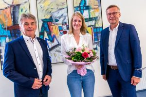 Hans Stegemann (links) und Bürgermeister Otto Steinkamp gratulieren Franziska Matt zu ihrer Berufung zur Gleichstellungsbeauftragten und heißen sie mit Blumen herzlich willkommen. Foto: André Thöle / Gemeinde Wallenhorst