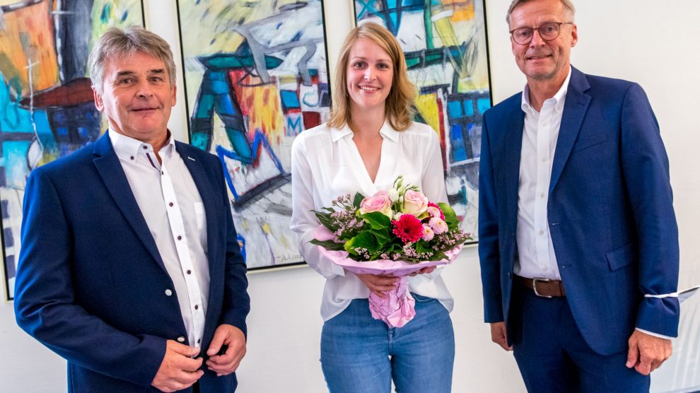 Hans Stegemann (links) und Bürgermeister Otto Steinkamp gratulieren Franziska Matt zu ihrer Berufung zur Gleichstellungsbeauftragten und heißen sie mit Blumen herzlich willkommen. Foto: André Thöle / Gemeinde Wallenhorst