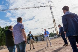 Nico Gode (Mitte) erläutert Bürgermeister Otto Steinkamp und den Ratsmitgliedern sein Bauvorhaben. Foto: André Thöle