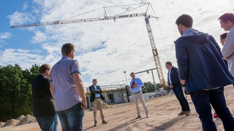 Nico Gode (Mitte) erläutert Bürgermeister Otto Steinkamp und den Ratsmitgliedern sein Bauvorhaben. Foto: André Thöle