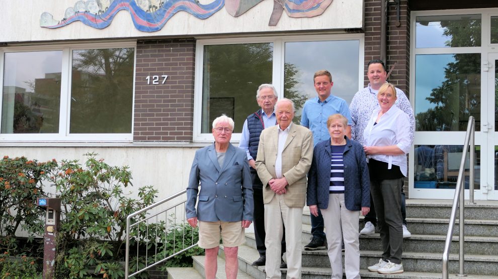 Mitglieder der CDU Fraktion und der Initiative zum Erhalt des Alten Rathauses vor dem Alten Rathaus/Philipp-Neri-Haus. Foto: privat