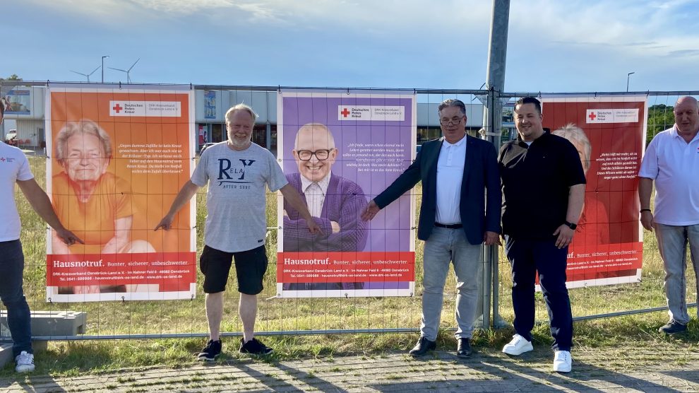 Der gesamte Vorstand des DRK Wallenhorst und das „Team Hausnotruf“ freuen sich über den Start des Projektes. Foto: DRK Wallenhorst