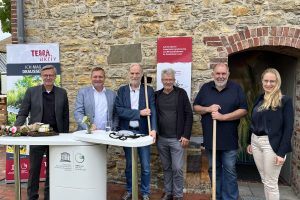 Freuen sich über die Eröffnung des deutschlandweit ersten Plaggeneschzentrums an der Lechtinger Mühle: (v.l.) Bürgermeister Otto Steinkamp, der Wallenhorster Landtagsabgeordente Guido Pott, Prof. Klaus Mueller, TERRA.vita Geschäftsführer Hartmut Escher, Ansgar Vennemann vom Mühlenverein und Landrätin Anna Kebschull. Foto: Hendrik Chmiel