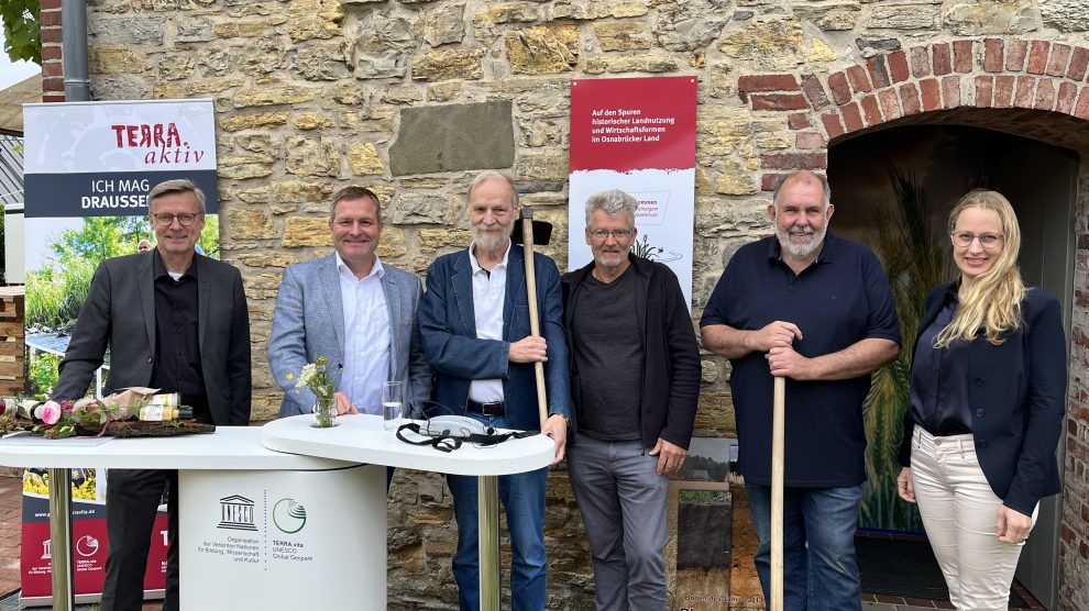 Freuen sich über die Eröffnung des deutschlandweit ersten Plaggeneschzentrums an der Lechtinger Mühle: (v.l.) Bürgermeister Otto Steinkamp, der Wallenhorster Landtagsabgeordente Guido Pott, Prof. Klaus Mueller, TERRA.vita Geschäftsführer Hartmut Escher, Ansgar Vennemann vom Mühlenverein und Landrätin Anna Kebschull. Foto: Hendrik Chmiel