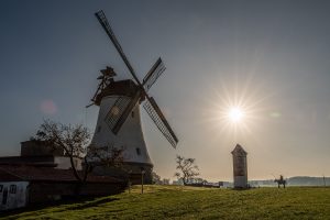 Per Gästeführung in Wallenhorst lassen sich Geschichte und viele Geschichten entdecken – wie hier an der Windmühle Lechtingen. Foto: Thomas Remme