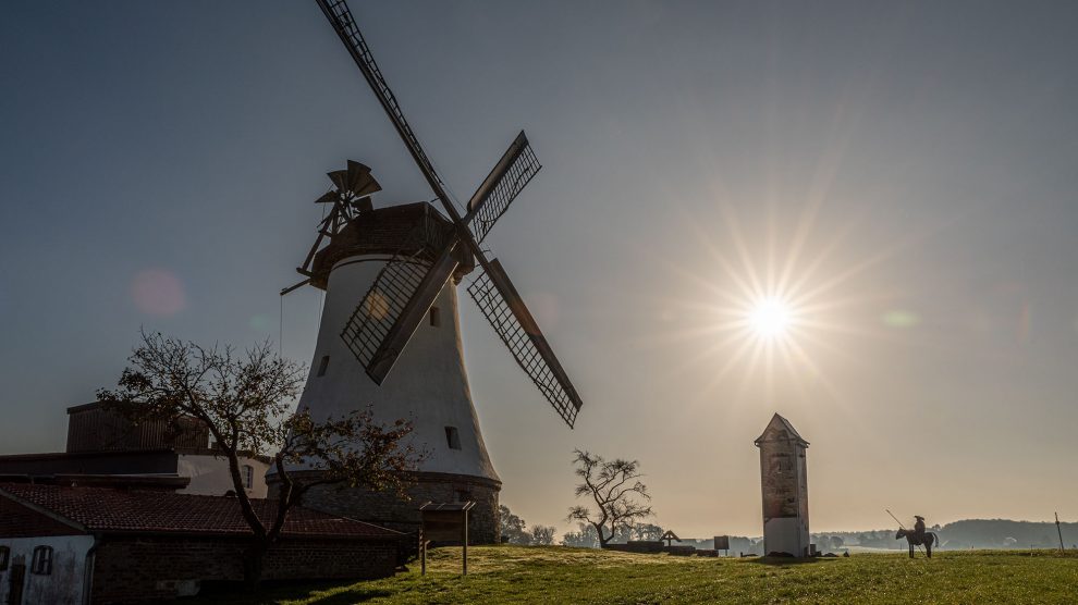 Per Gästeführung in Wallenhorst lassen sich Geschichte und viele Geschichten entdecken – wie hier an der Windmühle Lechtingen. Foto: Thomas Remme