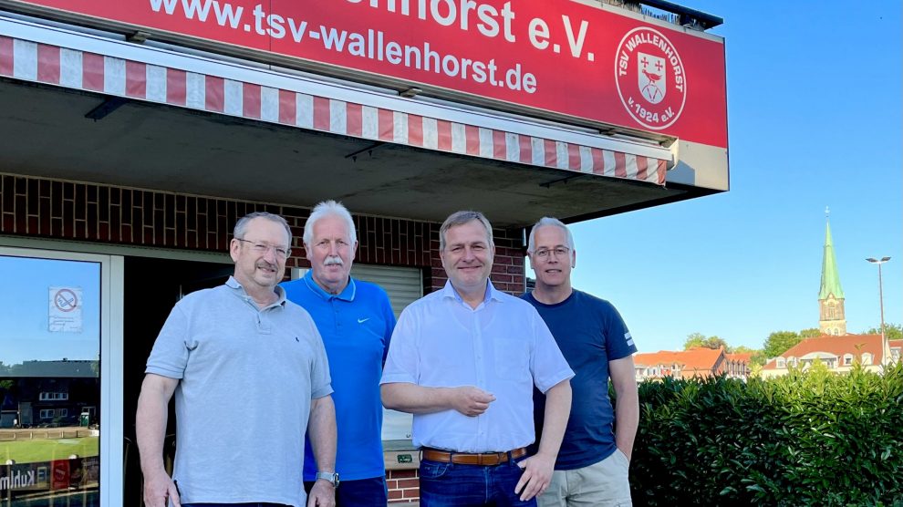 Die Vorstandsmitglieder Frank Schurr, Manfred Dierker und Gerhard Lorenz blicken gemeinsam mit dem Landtagsabgeordneten Guido Pott (dritter v.l.) optimistisch auf das geplante Modernisierungsvorhaben. Foto: Hendrik Chmiel / Büro Guido Pott