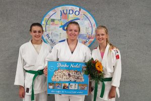 Neele Vocke (Mitte) im Beisein ihrer beiden Assistentinnen Laura Albers (links) und Stina Klein (rechts) bei ihrem letzten Training des Anfängerkurses. Foto: Blau-Weiss Hollage