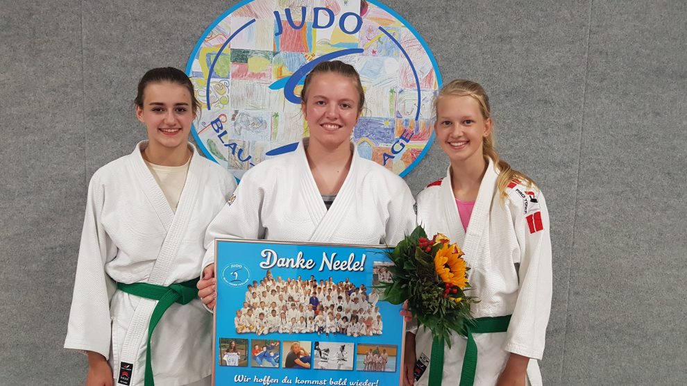 Neele Vocke (Mitte) im Beisein ihrer beiden Assistentinnen Laura Albers (links) und Stina Klein (rechts) bei ihrem letzten Training des Anfängerkurses. Foto: Blau-Weiss Hollage