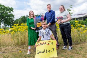 Lilian-Ruth Sasse (Ratsmitglied), Bürgermeister Otto Steinkamp und Jugendpflegerin Pia Bode (stehend von links) freuen sich mit Kane Weelborg bereits auf die Jugendkonferenz und einen informativen Austausch. Foto: André Thöle / Gemeinde Wallenhorst