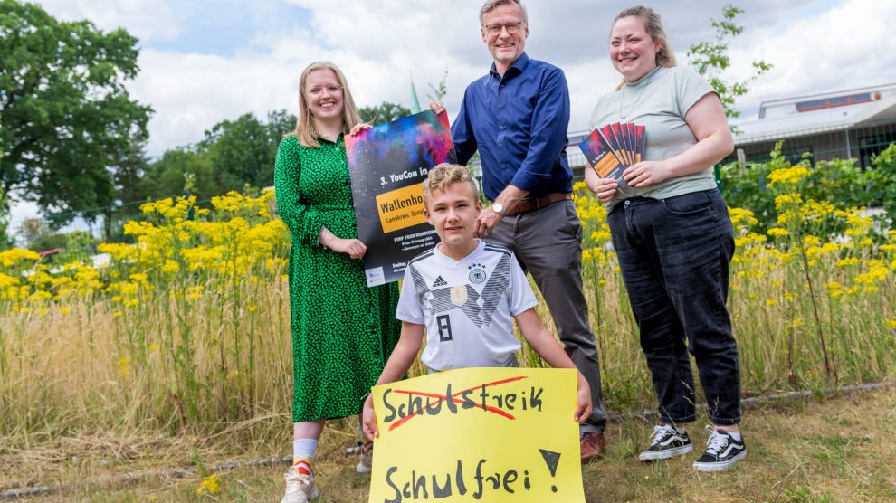 Lilian-Ruth Sasse (Ratsmitglied), Bürgermeister Otto Steinkamp und Jugendpflegerin Pia Bode (stehend von links) freuen sich mit Kane Weelborg bereits auf die Jugendkonferenz und einen informativen Austausch. Foto: André Thöle / Gemeinde Wallenhorst