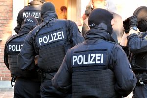 Auch Spezialkräfte der Polizei waren gestern bei der europaweiten Großaktion im Einsatz - 18 Männer wurden allein Deutschland festgenommen. Bild: Polizei Osnabrück