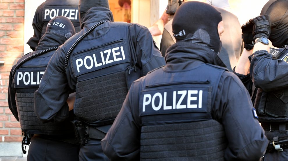 Auch Spezialkräfte der Polizei waren gestern bei der europaweiten Großaktion im Einsatz - 18 Männer wurden allein Deutschland festgenommen. Bild: Polizei Osnabrück