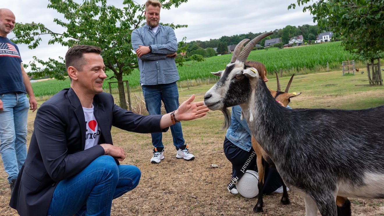 Stawigudas Bürgermeister Michał Kontraktowicz geht auf dem Kinderbauernhof auf Tuchfühlung mit den Tieren. Foto: André Thöle