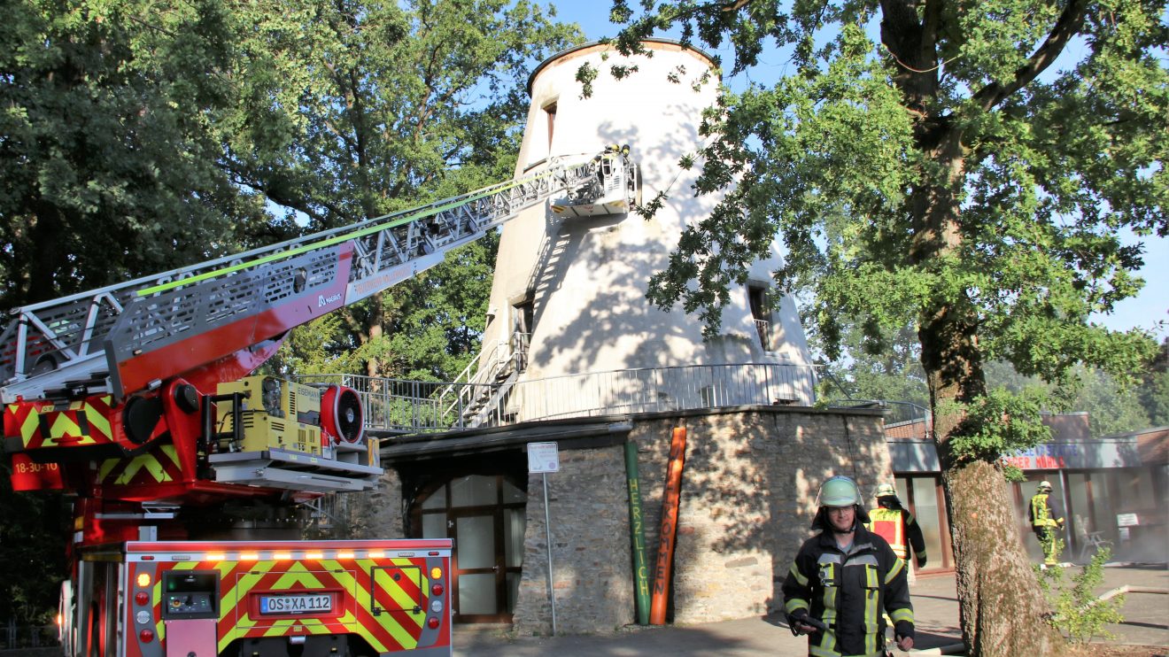 „Feuer nach Explosion in der Hollager Mühle, verletzte und vermisste Personen“ lautete das Einsatzstichwort der gemeinsamen Übung von Feuerwehr, DRK und Rettungshundestaffel am Dienstagabend. Foto: Marc Dallmöller / md-foto.com