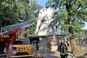 „Feuer nach Explosion in der Hollager Mühle, verletzte und vermisste Personen“ lautete das Einsatzstichwort der gemeinsamen Übung von Feuerwehr, DRK und Rettungshundestaffel am Dienstagabend. Foto: Marc Dallmöller / md-foto.com