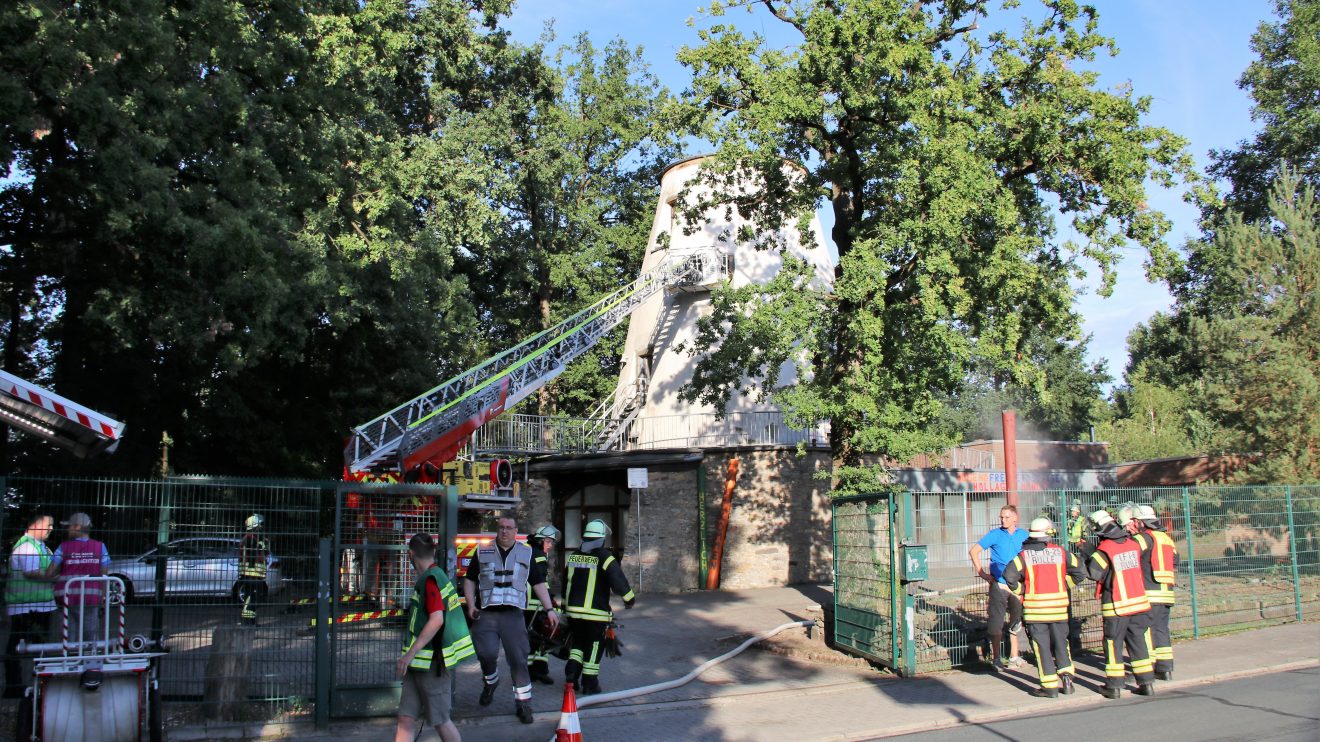 „Feuer nach Explosion in der Hollager Mühle, verletzte und vermisste Personen“ lautete das Einsatzstichwort der gemeinsamen Übung von Feuerwehr, DRK und Rettungshundestaffel am Dienstagabend. Foto: Marc Dallmöller / md-foto.com