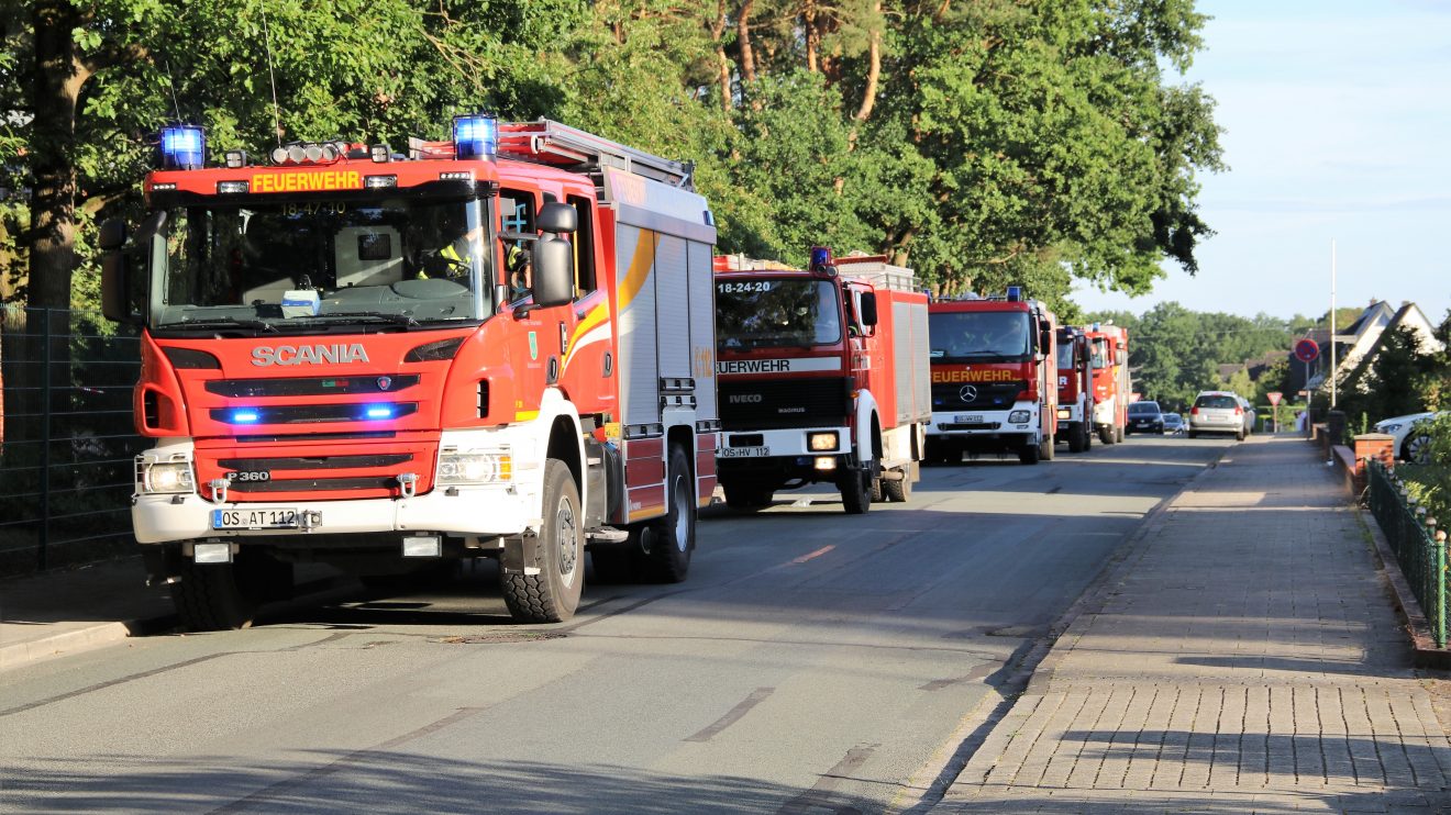 „Feuer nach Explosion in der Hollager Mühle, verletzte und vermisste Personen“ lautete das Einsatzstichwort der gemeinsamen Übung von Feuerwehr, DRK und Rettungshundestaffel am Dienstagabend. Foto: Marc Dallmöller / md-foto.com