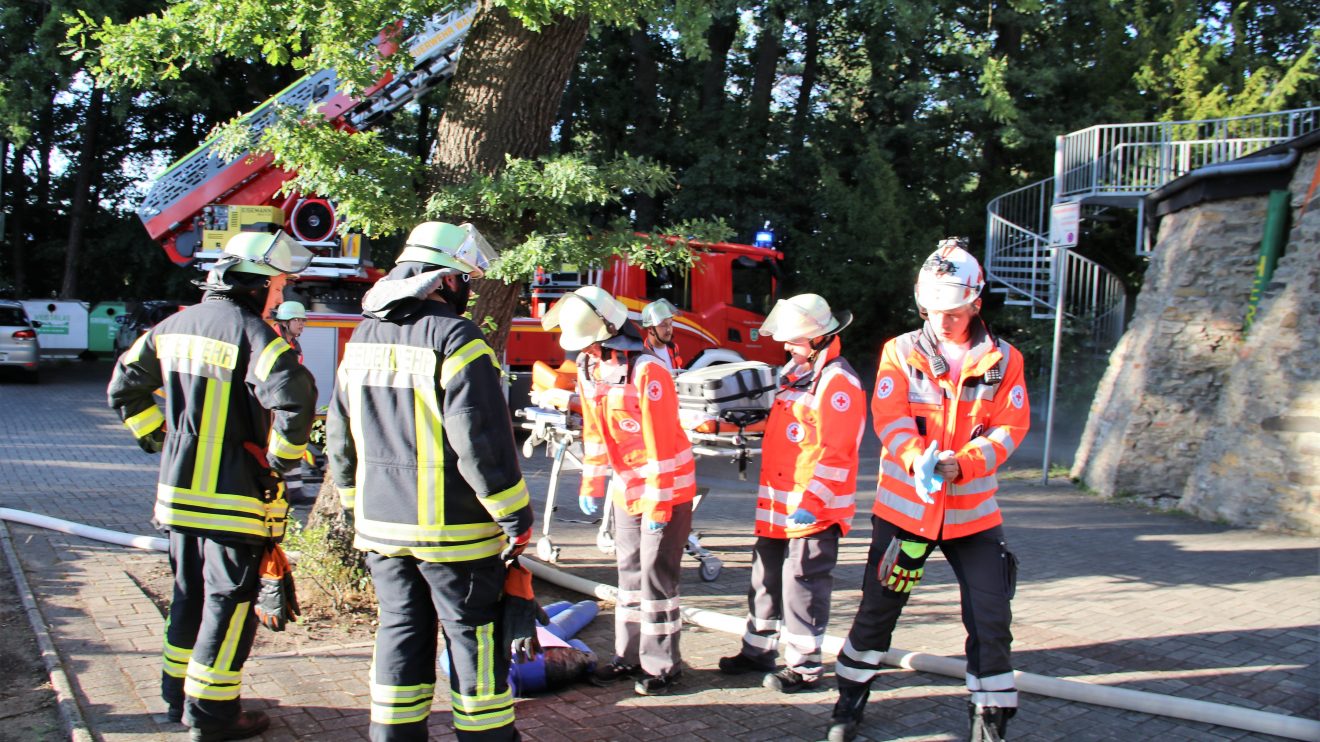 „Feuer nach Explosion in der Hollager Mühle, verletzte und vermisste Personen“ lautete das Einsatzstichwort der gemeinsamen Übung von Feuerwehr, DRK und Rettungshundestaffel am Dienstagabend. Foto: Marc Dallmöller / md-foto.com