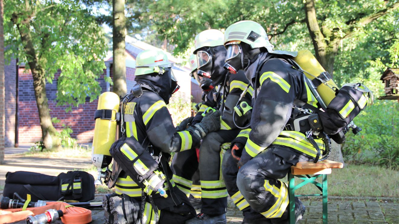 „Feuer nach Explosion in der Hollager Mühle, verletzte und vermisste Personen“ lautete das Einsatzstichwort der gemeinsamen Übung von Feuerwehr, DRK und Rettungshundestaffel am Dienstagabend. Foto: Marc Dallmöller / md-foto.com