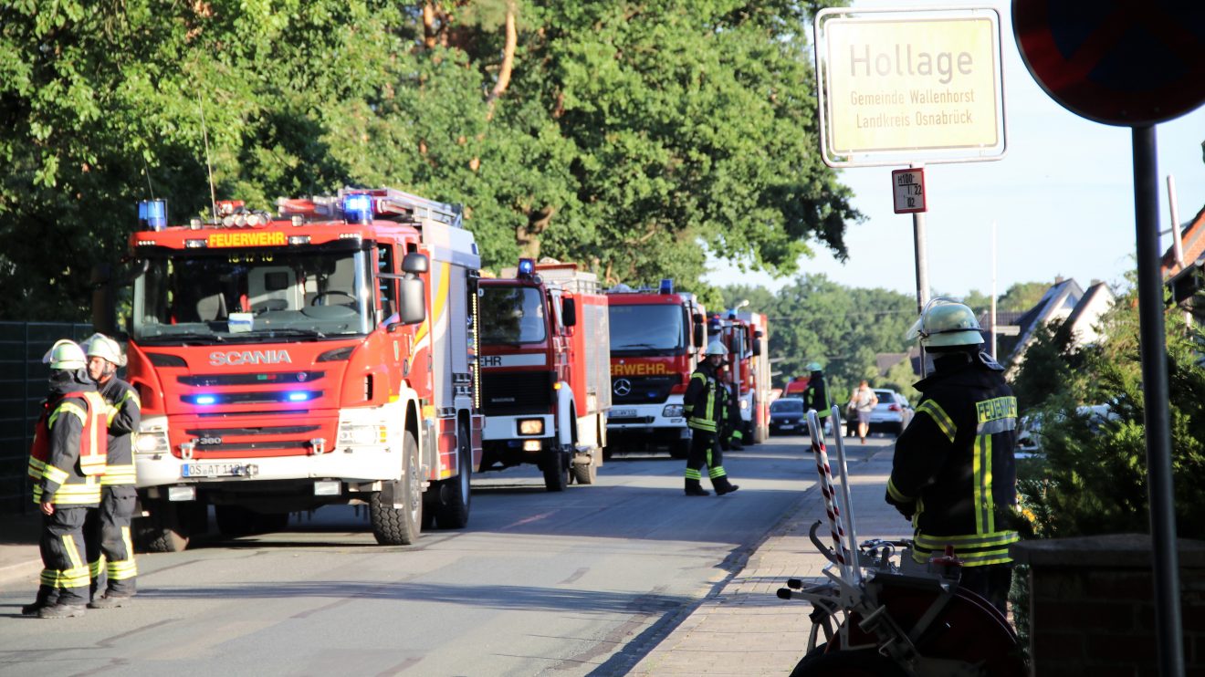 „Feuer nach Explosion in der Hollager Mühle, verletzte und vermisste Personen“ lautete das Einsatzstichwort der gemeinsamen Übung von Feuerwehr, DRK und Rettungshundestaffel am Dienstagabend. Foto: Marc Dallmöller / md-foto.com