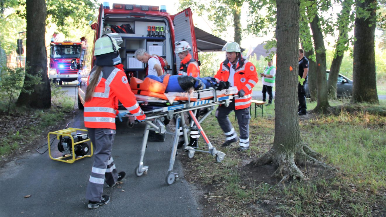 „Feuer nach Explosion in der Hollager Mühle, verletzte und vermisste Personen“ lautete das Einsatzstichwort der gemeinsamen Übung von Feuerwehr, DRK und Rettungshundestaffel am Dienstagabend. Foto: Marc Dallmöller / md-foto.com