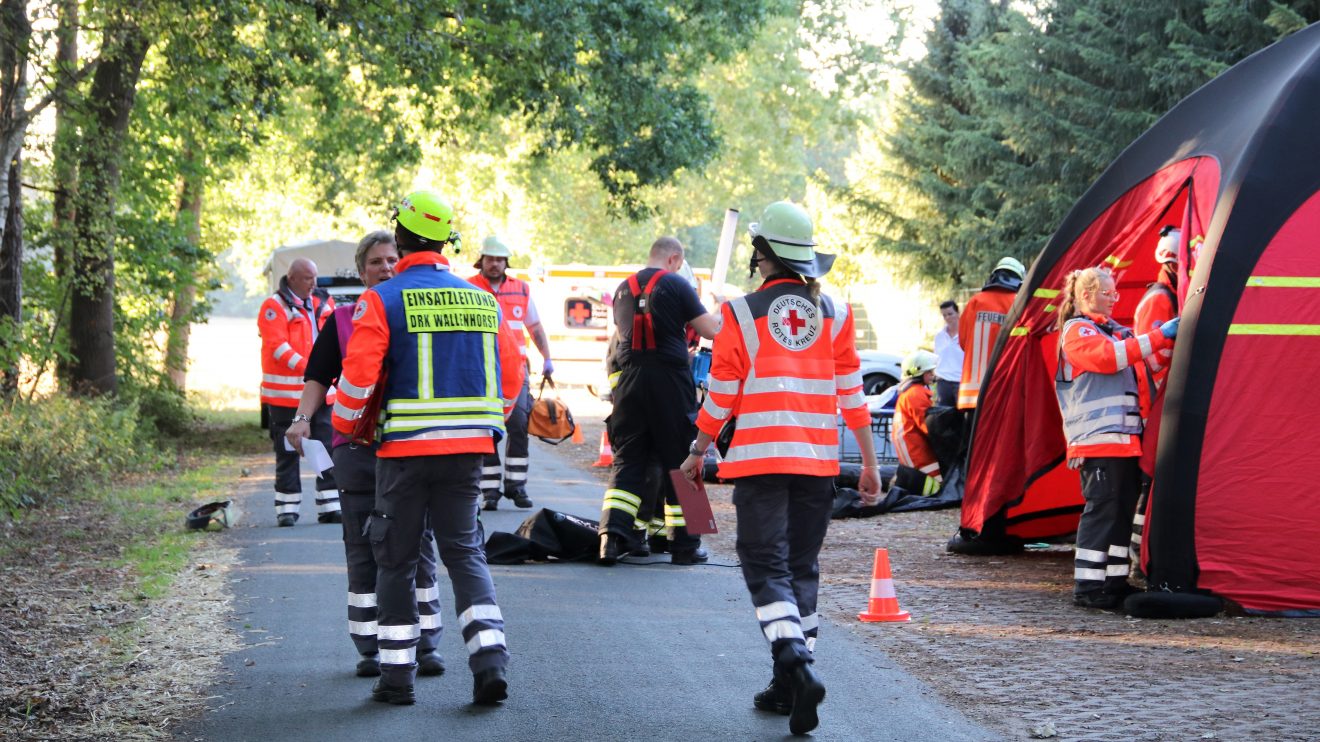 „Feuer nach Explosion in der Hollager Mühle, verletzte und vermisste Personen“ lautete das Einsatzstichwort der gemeinsamen Übung von Feuerwehr, DRK und Rettungshundestaffel am Dienstagabend. Foto: Marc Dallmöller / md-foto.com