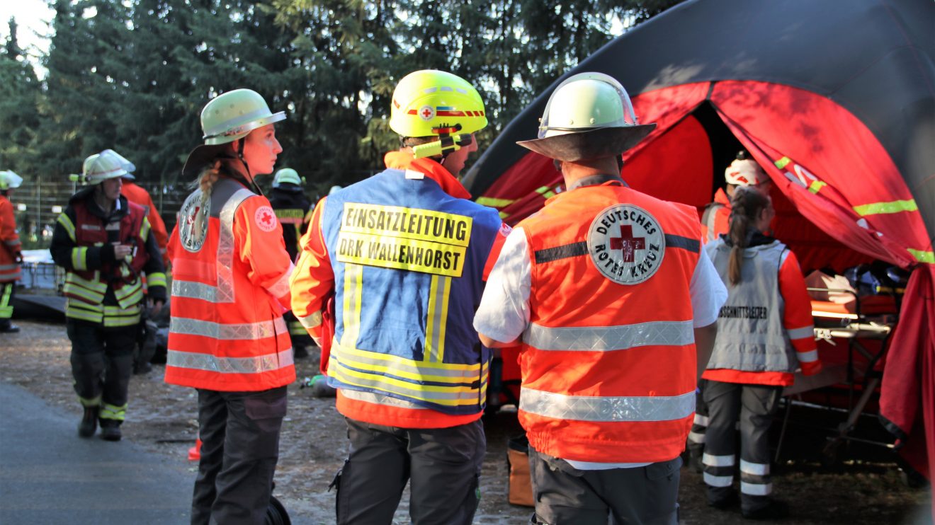 „Feuer nach Explosion in der Hollager Mühle, verletzte und vermisste Personen“ lautete das Einsatzstichwort der gemeinsamen Übung von Feuerwehr, DRK und Rettungshundestaffel am Dienstagabend. Foto: Marc Dallmöller / md-foto.com